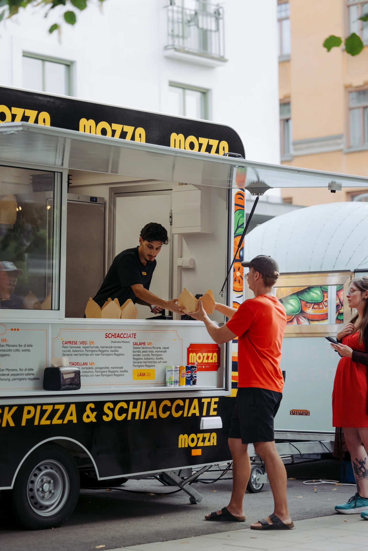 Mozzas foodtruck serverar gäster på ett event