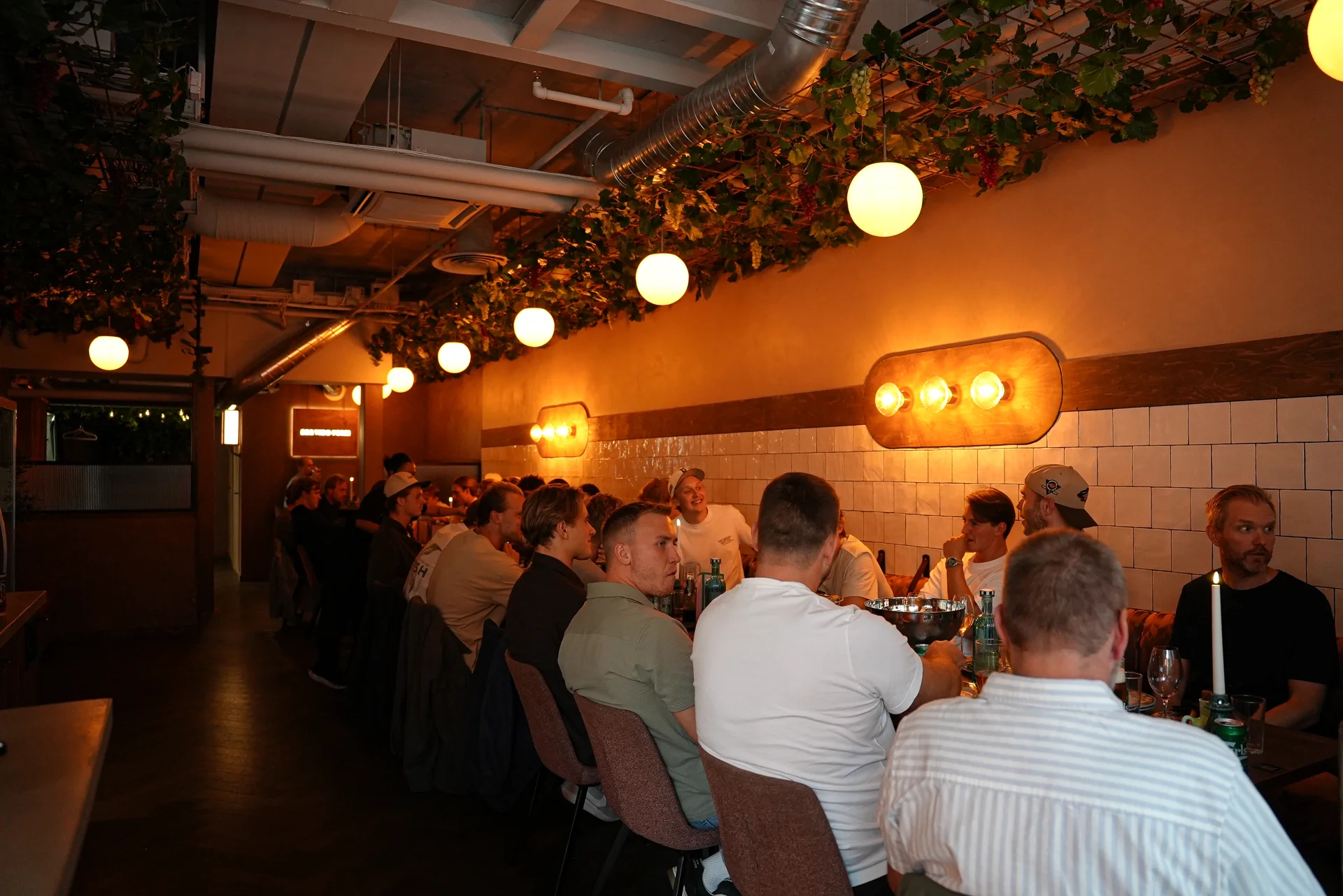 En kväll med gäster i Mozzas varmt upplysta restaurang