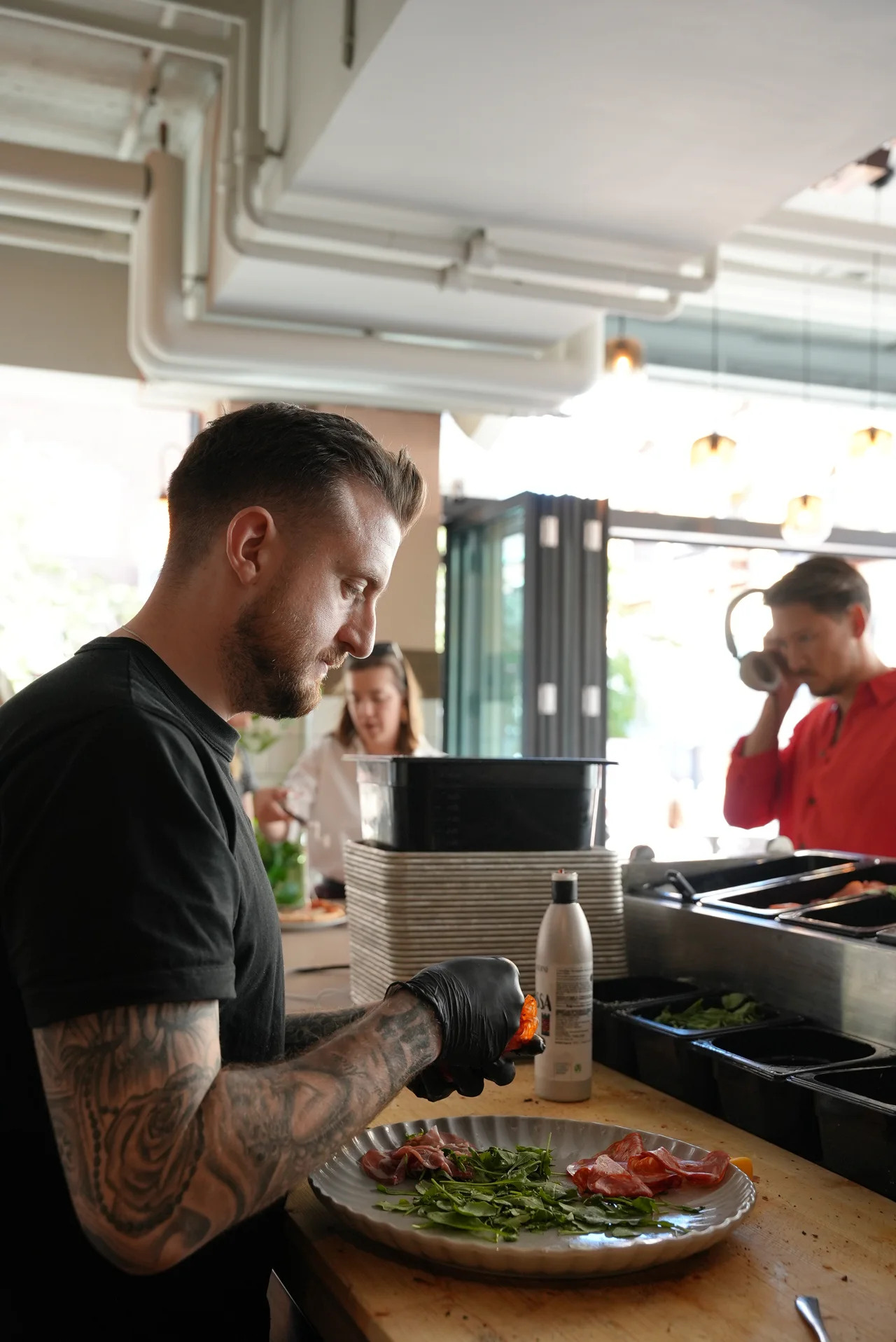 En kock på Mozza lägger sista handen vid en pizza